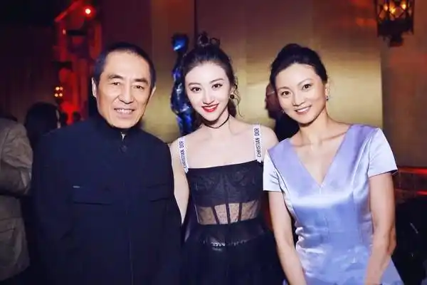 被景甜的皮肤吓到了,白的发光,跟她合照的人都成了黑煤炭