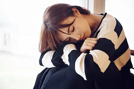 伤感抱腿低头抱腿的女生背景