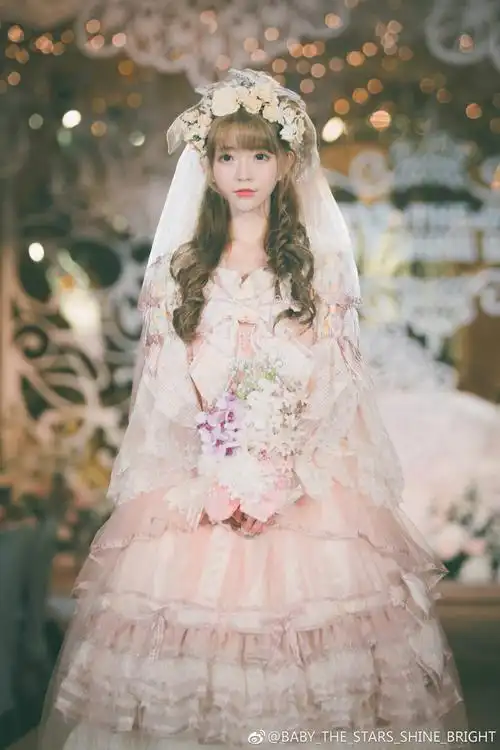 绝对是茶会上的最亮眼的,世界聚焦于你( )