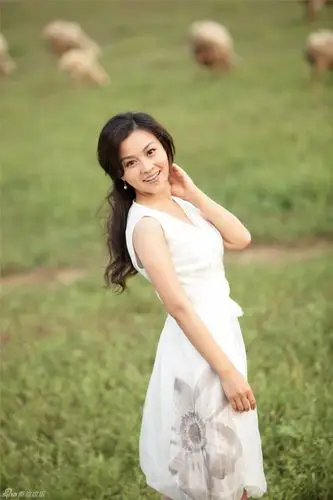 组图:刘芳毓户外写真曝光 尽显美丽优雅_高清图集_新浪网