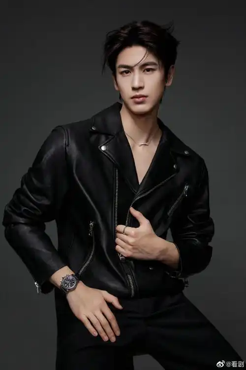 黑皮衣造型酷飒有型,帅哥怼脸拍真的迷死我