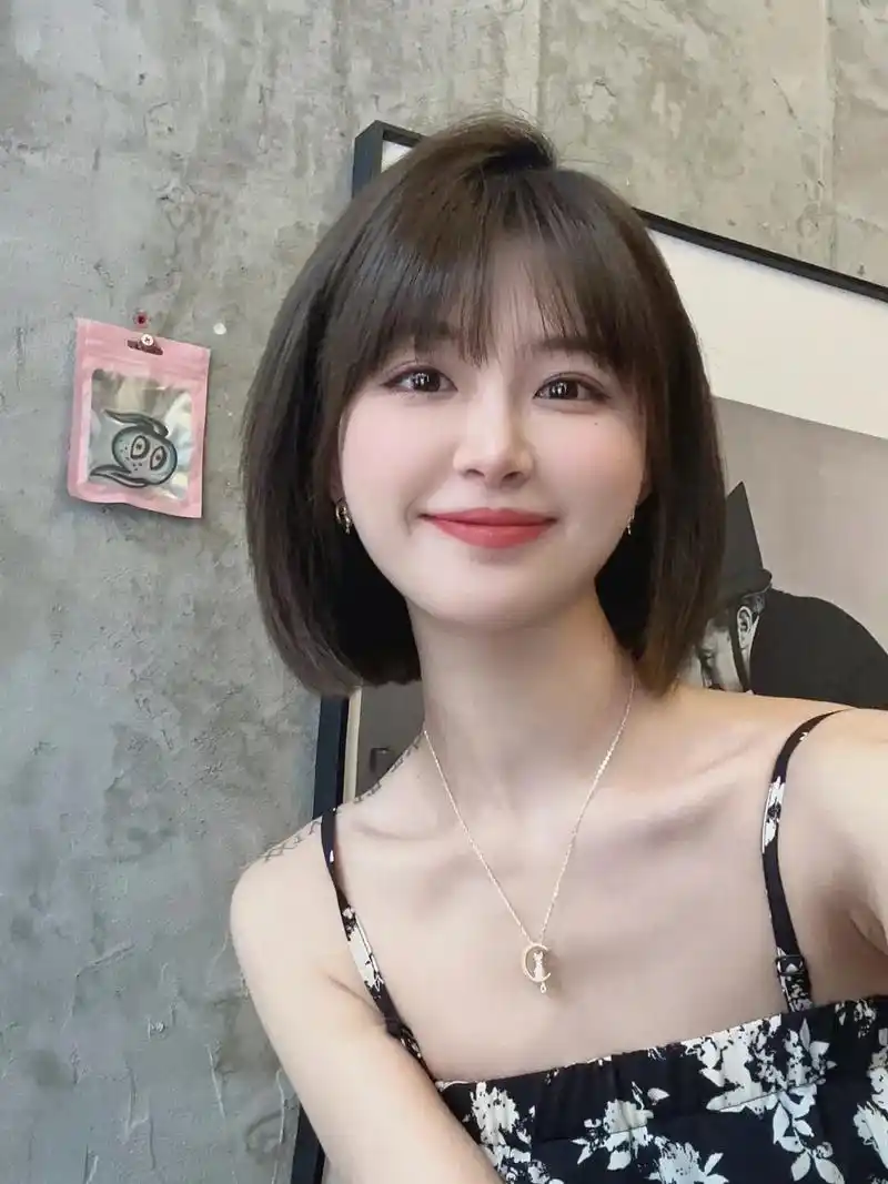 78一刀切短它不仅配上刘海真的是好看又显瘦,而且 - 抖音