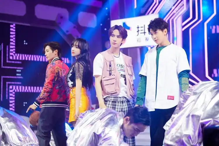 王一博《天天向上》心愿周 用舞蹈和机车绽放青春_综艺节目_娱乐星闻