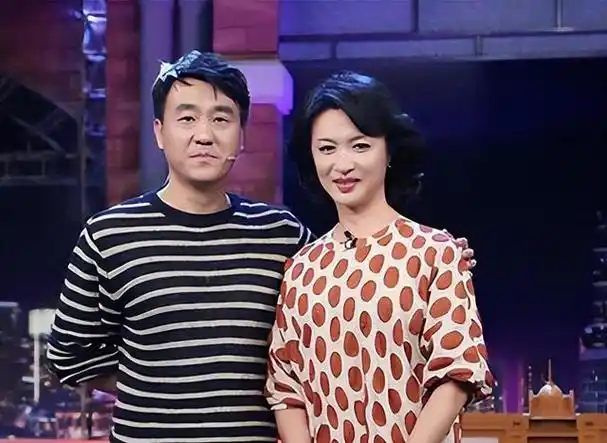 老戏骨何冰:曾跑过龙套,娶同学妻子,婚姻维持26年0绯闻