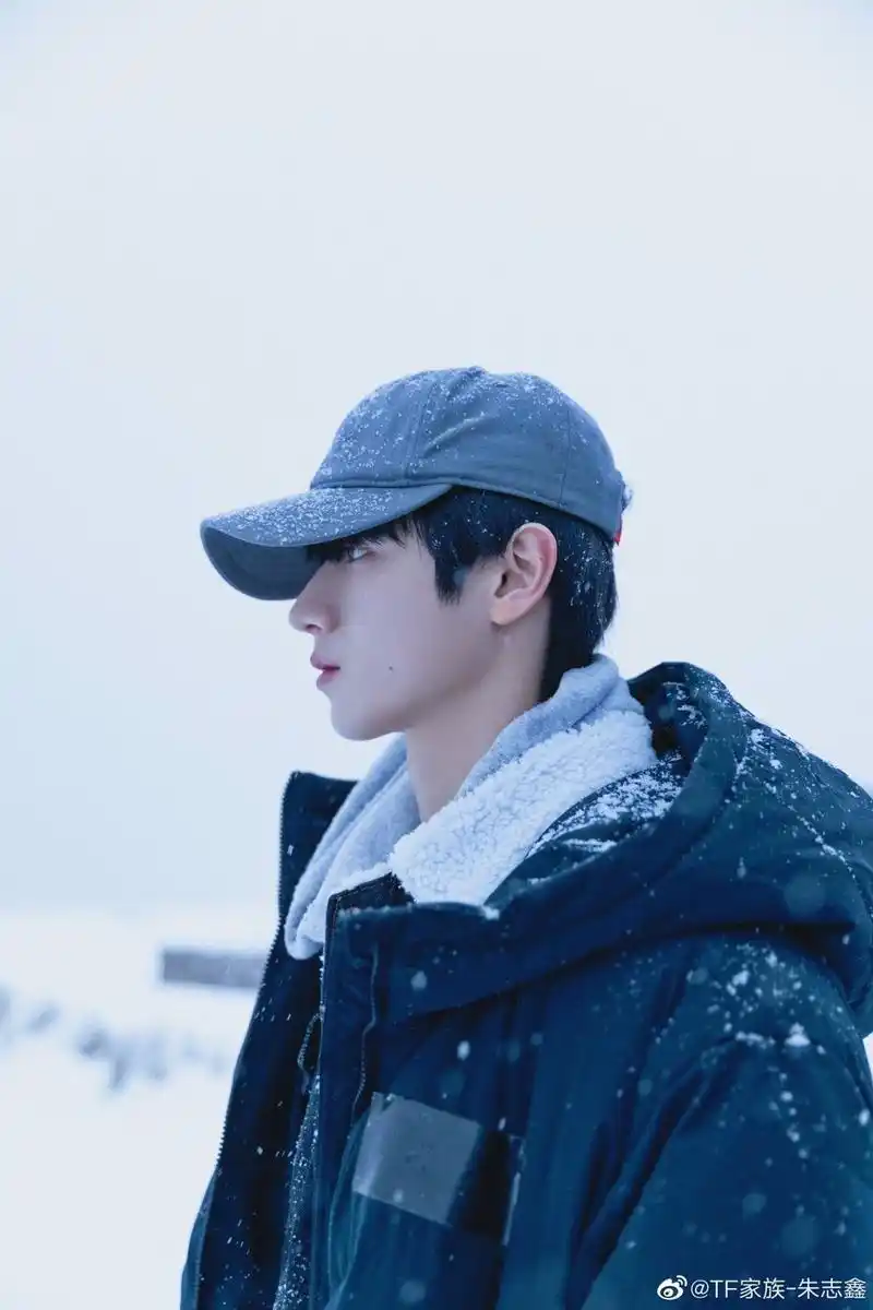 朱志鑫晒练习室随拍照片配文"午餐时间分享一次高难度藏字"