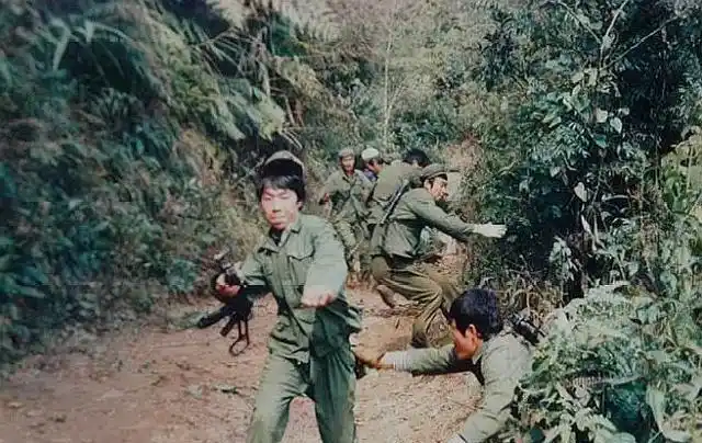 原创中越战争之血染松毛岭:图6战士们为牺牲战友默哀,场面令人心痛