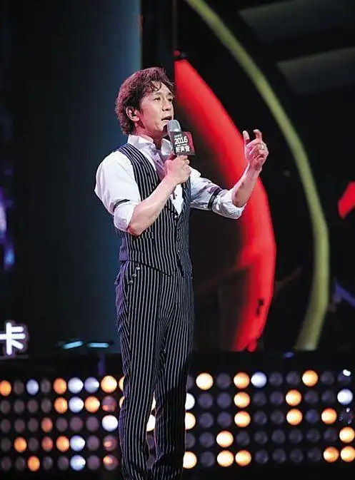 有传李咏"现场走神,不适应好声音",也有观众质疑李咏不能与"中国好