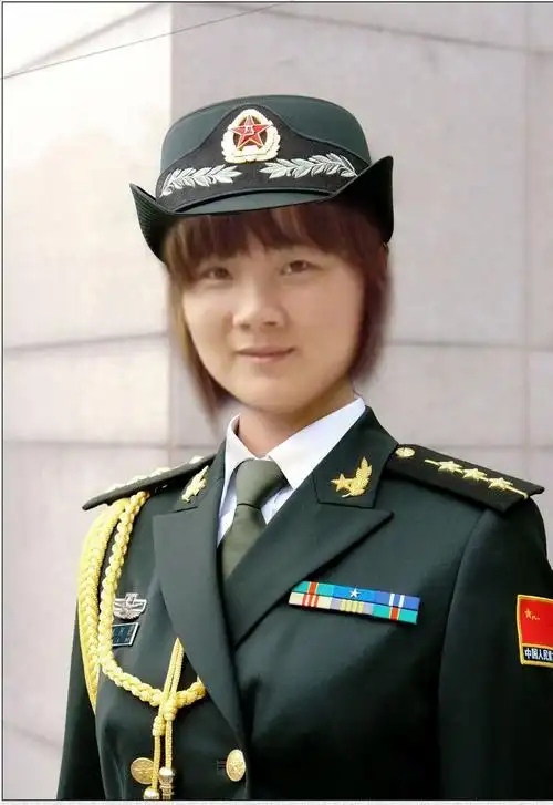 求ps高手p张照片!求换把此图片换套军装或婚纱照!背景也帮忙换下.