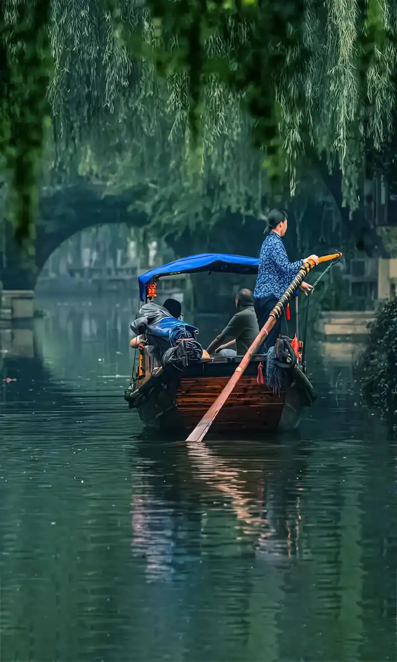 总要来趟周庄吧,感受下文人墨客笔下的烟雨江南,青砖黛瓦,小桥 - 抖音