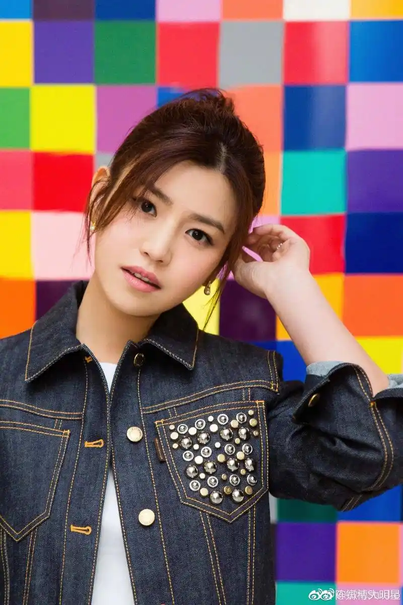 陈妍希牛仔装清新写真 色彩碰撞活力满满(9)_娱乐八卦_娱乐_新闻中心