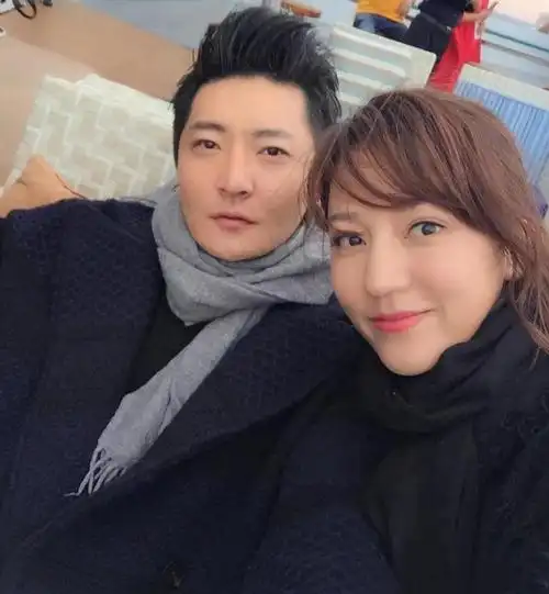 郭京飞"金屋藏娇"的妻子!长相甜美身材迷人,和陆毅有这层关系