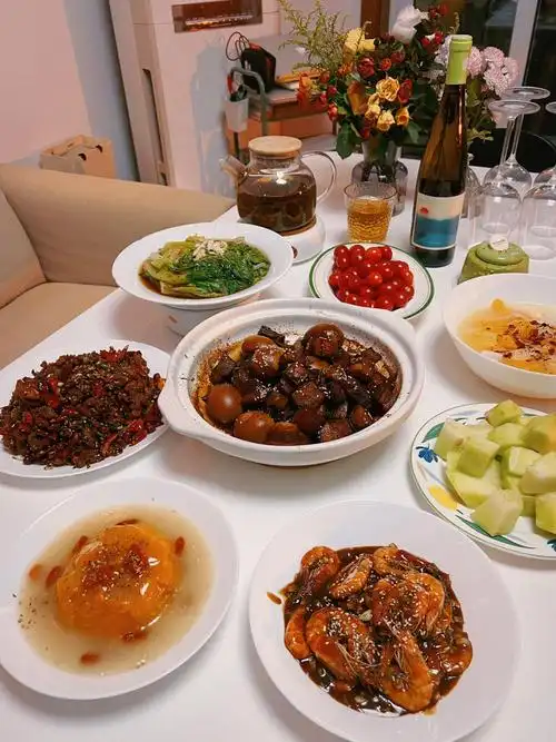 好朋友来家吃饭油焖虾红烧肉辣子鸡