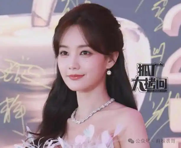 进步了哦,李沁.颖儿.结婚生子后确实不一样,有了人妻感和妈妈感.