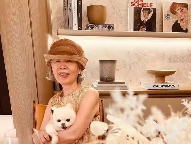 周杰伦晒妈妈叶惠美近照68岁穿扮时尚年轻双臂雪白如玉很抢眼