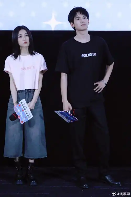 张子枫胡先煦还原8年前小别离合照##胡先煦说这次将了赛博父母一军