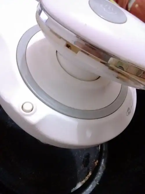 苏泊尔电压力锅锅盖拆解图用配的饭勺插进去转一圈即可