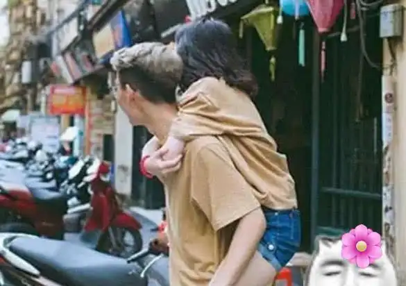 照片中的小哥哥身高在180以上,而小姐姐的身高才150左右,两人的差距