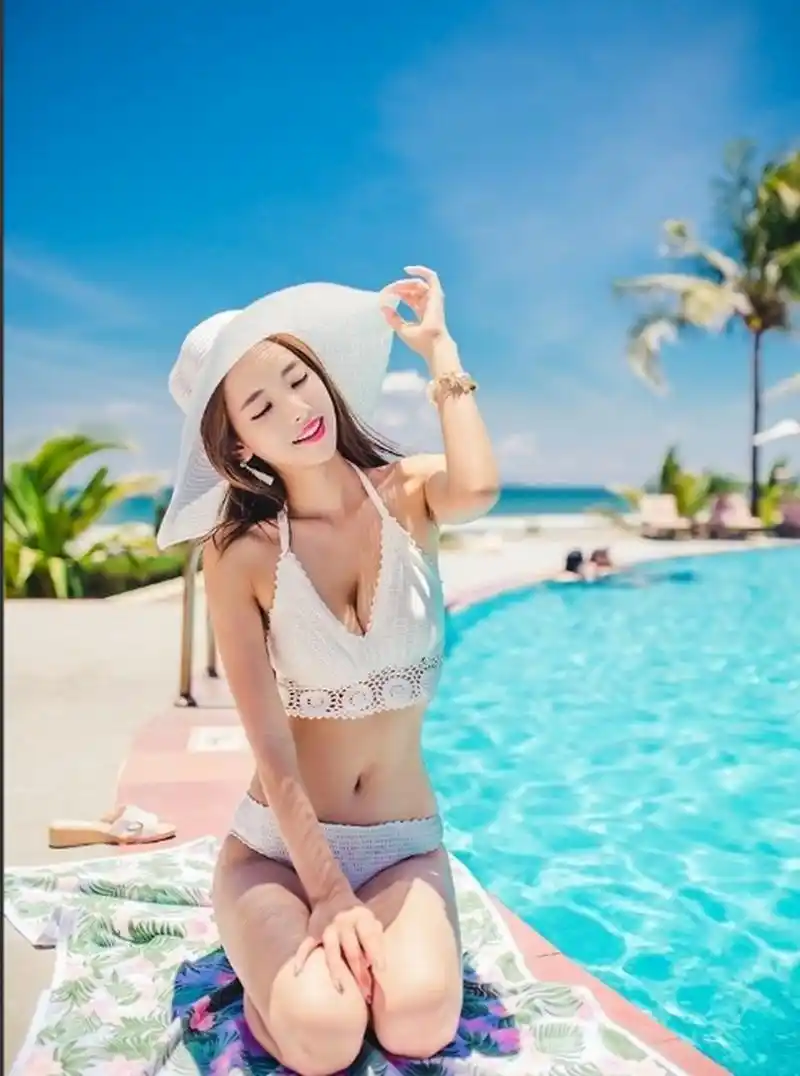 韩国大胸美女吊带泳衣胸前丰满大白兔呼之欲出妖娆性感写真#泳装写真