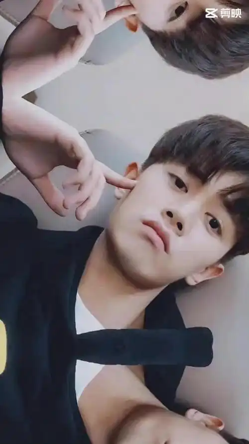 安利 任嘉伦 可爱到犯规 来一组萌萌子的卡姿兰大眼睛