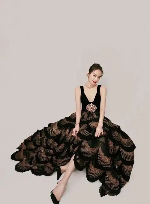 > 宋茜暮金孔雀翎礼服性感写真图片(5/7)