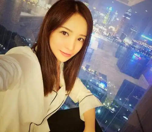 现在乔任梁已经不在了,就算真是女朋友的话,没必要再把和乔任梁合影