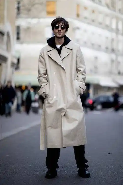 四五十岁男人,穿风衣尽量别配卫衣,衬衫,换成这3种更气质高级