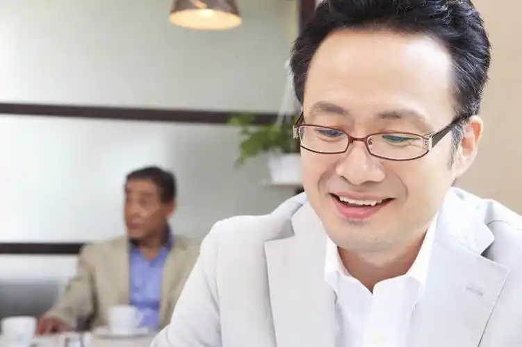 东方人,中年人,商务人士,笑,微笑,商务,亚洲,眼镜,咖啡店,男人,男性