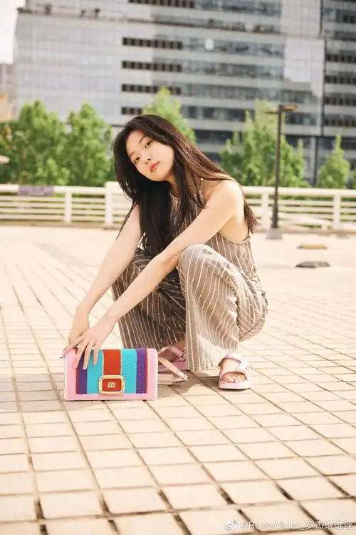 rogervivier2022春夏系列#@孙千搭配全新限量viv choc 万花筒系列