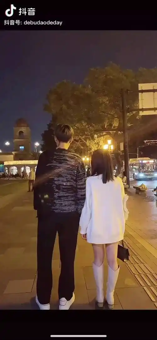 找个180的弟弟拍视频,还说弟弟谎报身高,行了,我一米八!