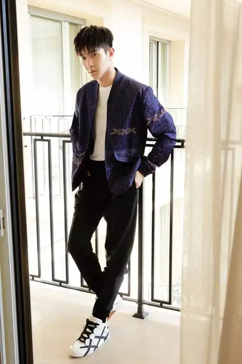 马伯骞这一站米兰时装周看秀下一站莫斯科世界杯看球