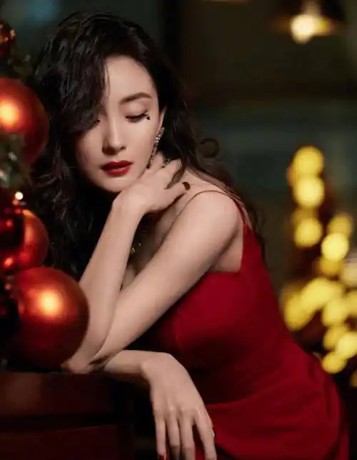 原创杨幂越来越野吊带裙仅靠两根细带支撑s身材公开谁不可以