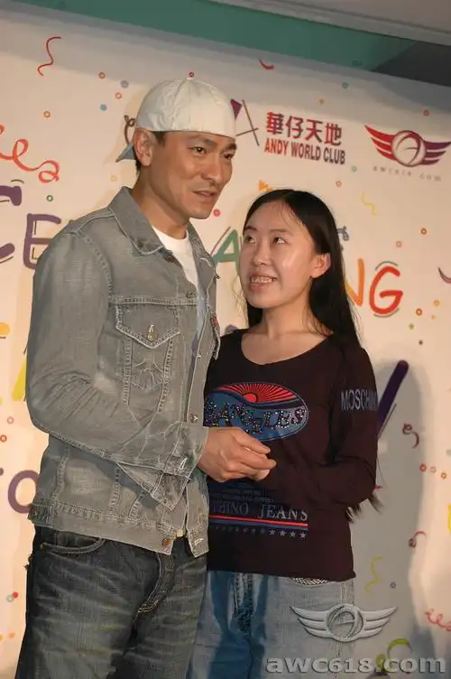 不过杨丽娟并未因此停下追星的步伐,为了刘德华进一步接触又花费了