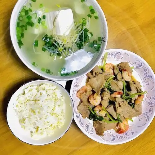 饭做的一个人吃饭之猪肉炒虾仁豆腐汤豆芽饭