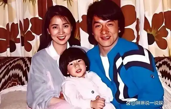 70岁成龙公开为妻子庆生穿情侣装但难掩老态龙钟真的老了