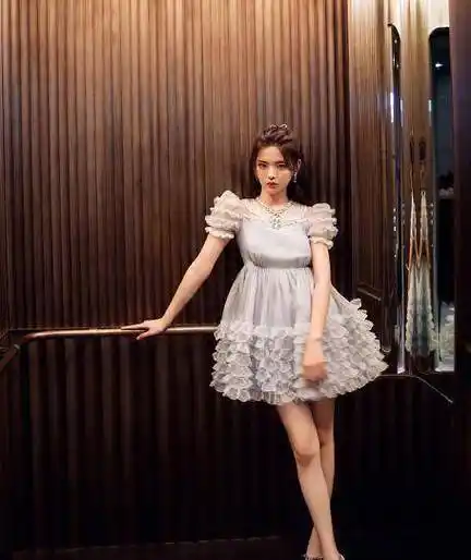 杨超越忘记开腿长特效,看清真实长度后,这确定真实存在?