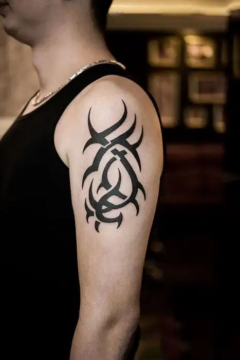 手臂个性图腾纹身图案