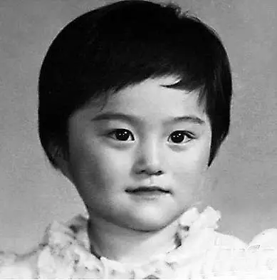 范冰冰自曝儿时常遭毒打 与父母合照曝光