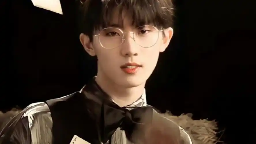 马嘉祺眼镜合集系列