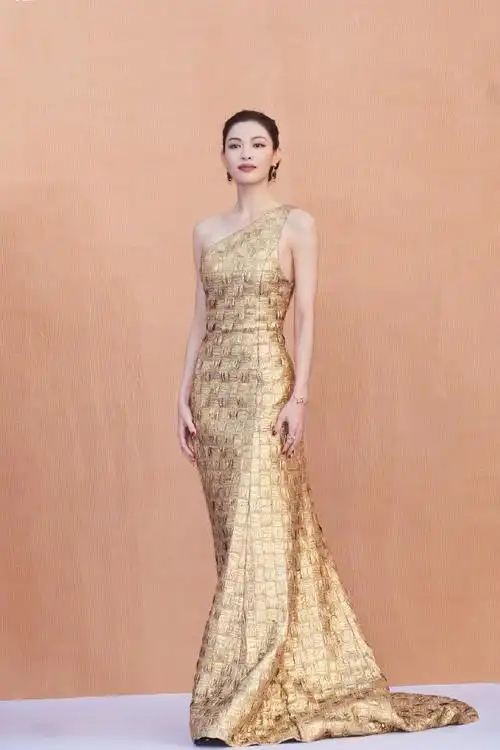 第36届金鸡奖红毯造型##钟楚曦真的很会挑裙子##钟楚曦金色单肩礼服
