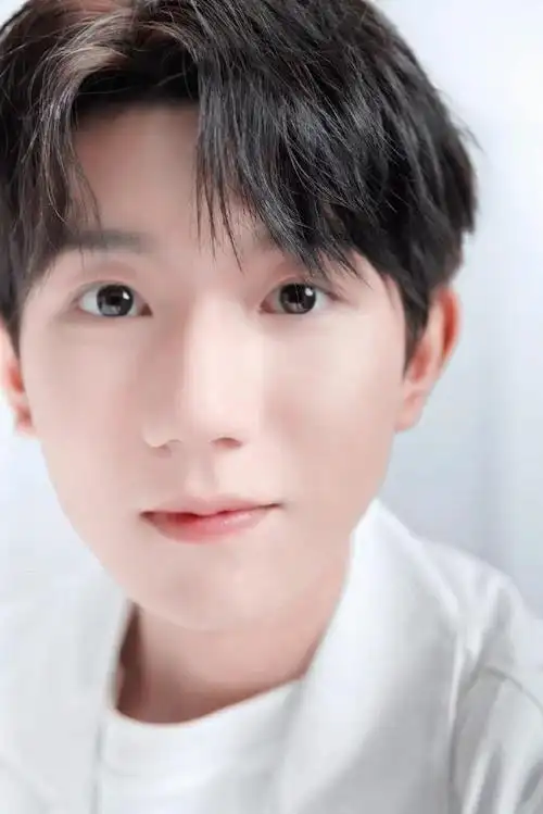 明星的绝美怼脸拍#王源怼脸拍有颜任性系列～帅哥就是要多多怼脸拍