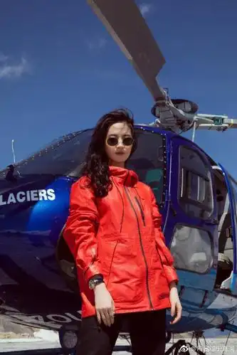 刘亦菲晒旅行照,大红衣墨镜开直升机a爆了,手上的钻戒十分抢镜