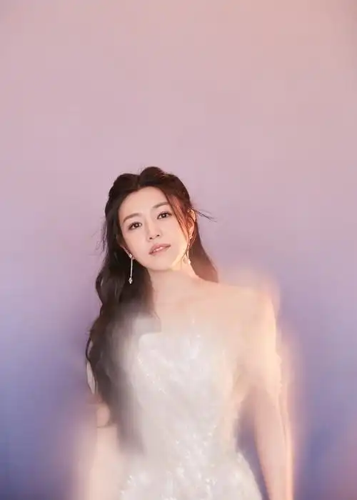 陈妍希身穿一袭白色礼服