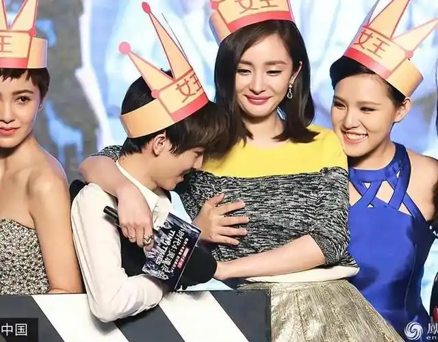 早期杨幂为了在娱乐圈站稳脚跟被人公然揩油