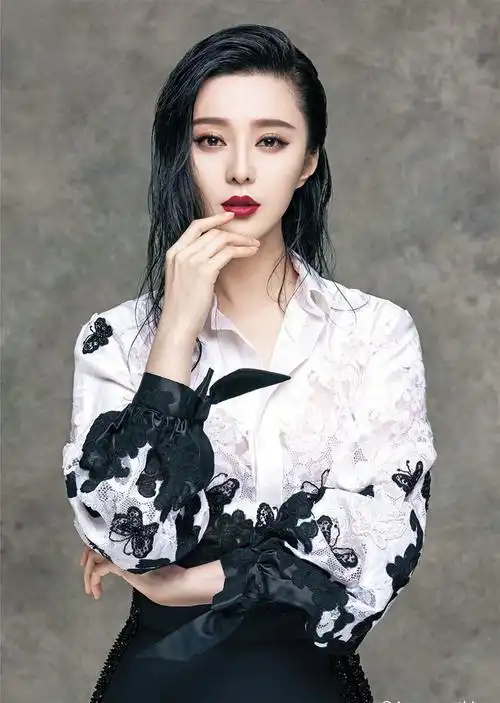 范冰冰登台版《vogue》透视装演绎复古柔情