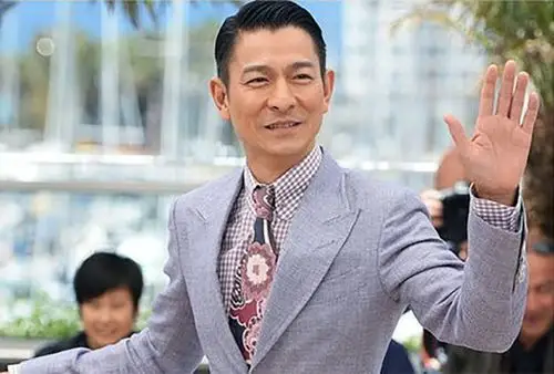 60岁刘德华做到身材相貌冻龄靠的是戒冷饮30年晚7点禁食