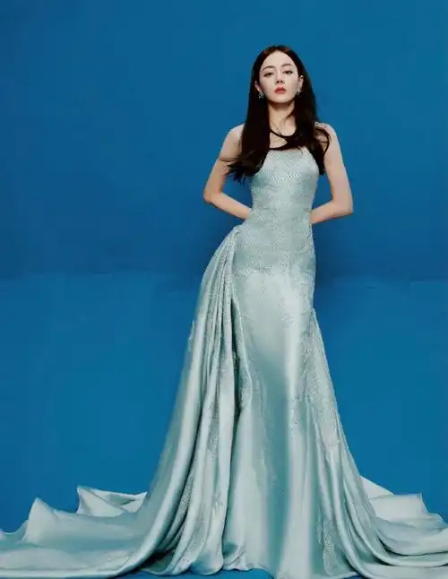 迪丽热巴今日份活动造型图集 julien fournié高定礼服尽显曼妙身