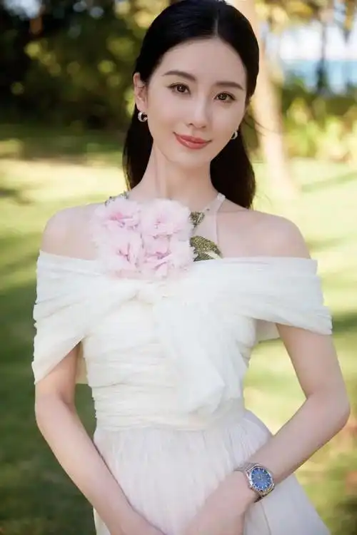 近日,刘诗诗工作室发布了一组令人陶醉的活动写真照片.