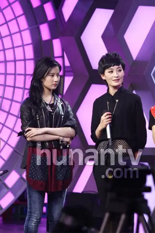 不可思议的闺蜜组合:刘亦菲与曾轶可牵手同台(组图)