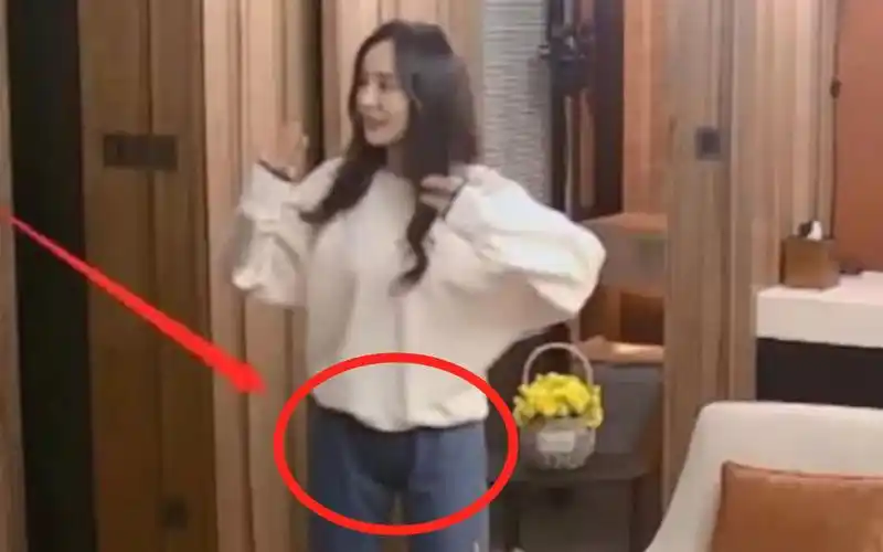 杨幂穿牛仔裤勒出三角区,当她转过正面后,网友:老脸都看红了!