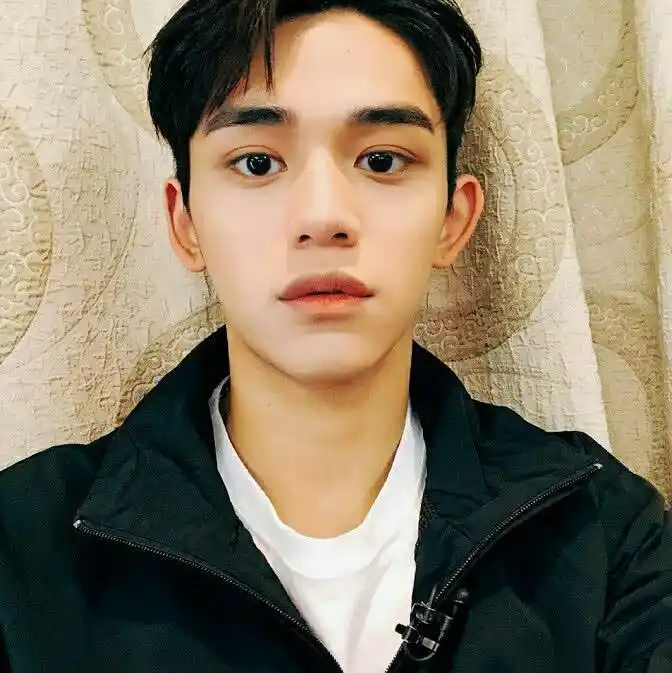 lucas黄旭熙为啥一直穿这双女款鞋